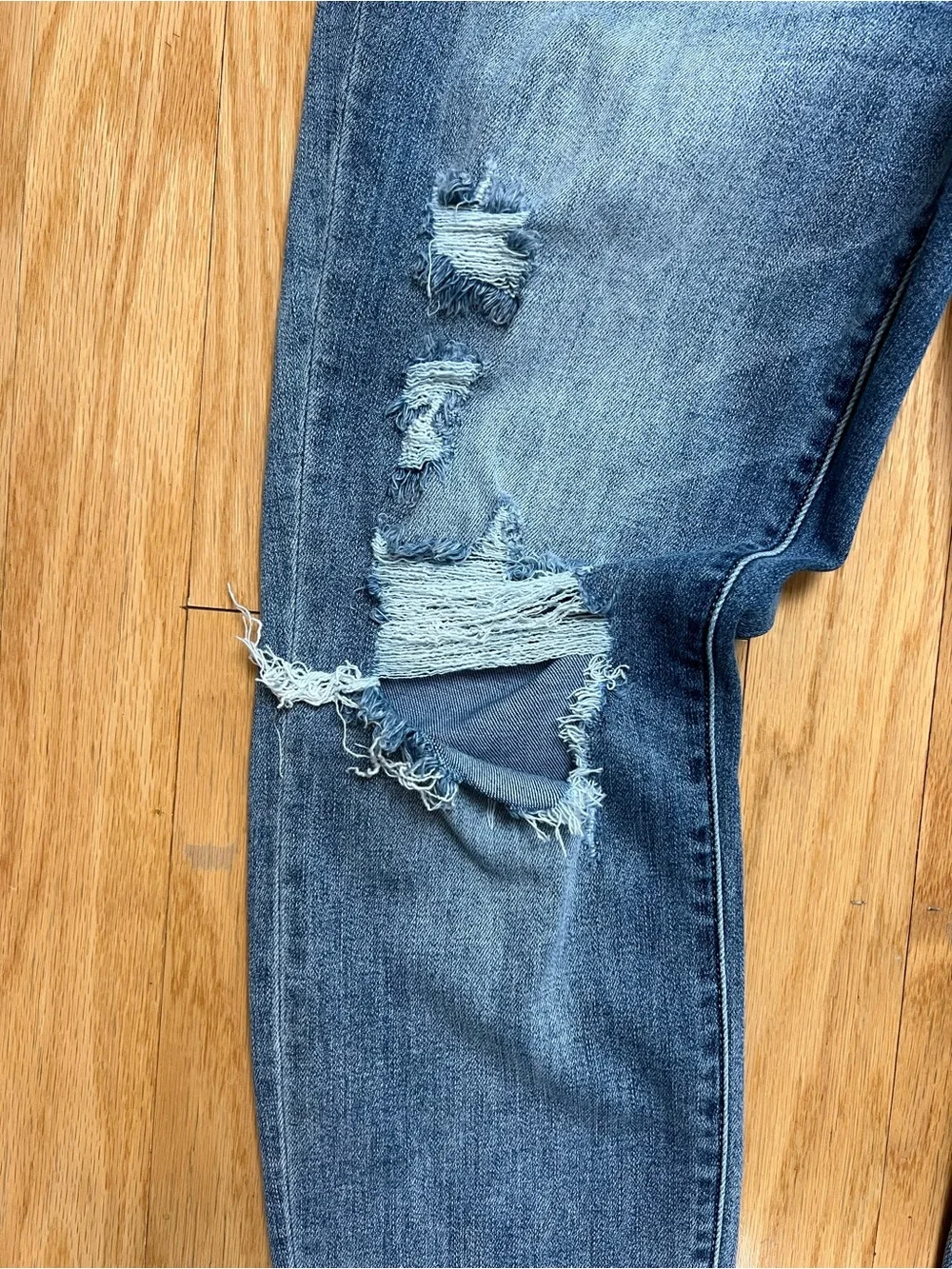 Judy Blue Los Angeles Distressed Boyfriend Jeans